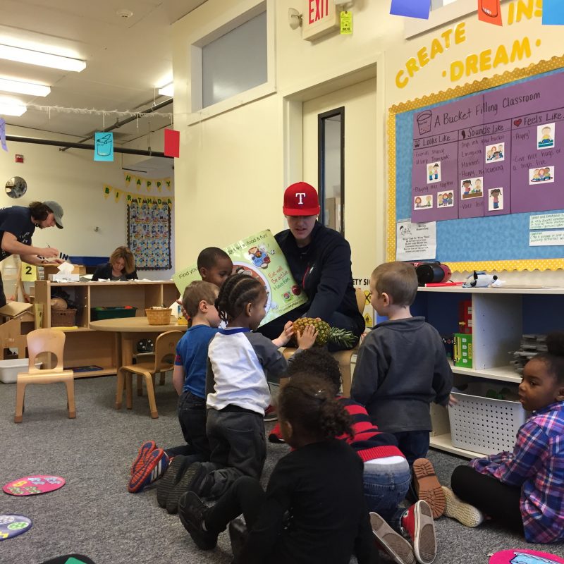 Husky Reads Students with Kids
